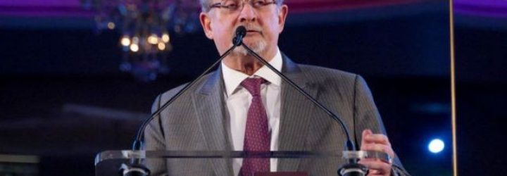 Salman Rushdie: el escritor británico permanece en estado grave tras ser apuñalado en Nueva York