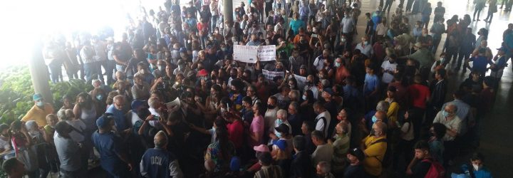 Profesores y trabajadores universitarios protestan en la UCV para exigir derechos laborales