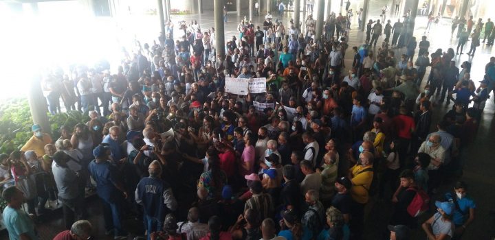 Profesores y trabajadores universitarios protestan en la UCV para exigir derechos laborales