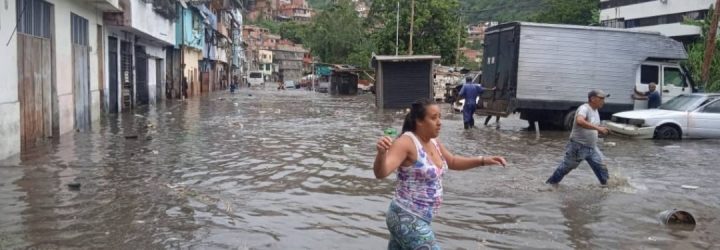 Desbordamiento del río Guaire en el municipio Sucre afectó a 120 familias