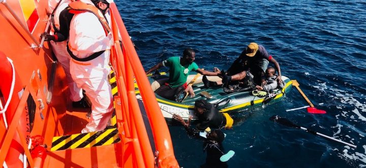 Personas rescatadas de un barcaza en una imagen de archivo SALVAMENTO MARÍTIMO/ARCHIVO (Foto de ARCHIVO) 21/7/2019
