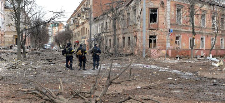Policías ucranios patrullan en Járkov este lunes, tras los intensos bombardeos rusos contra la segunda ciudad más grande de Ucrania.
SERGEY BOBOK (AFP)