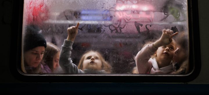 os niñas dibujan en el cristal de un vagón en la estación de tren de Lviv, cerca de la frontera de Ucrania con Polonia, el 2 de marzo.
ALEJANDRO MARTÍNEZ VÉLEZ (EUROPA PRESS