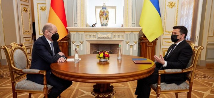 This handout picture taken and released by the Ukrainian presidential press-service shows President Volodymyr Zelensky (R) speaking with German Chancellor Olaf Scholz ahead of their meeting in Kyiv on February 14, 2022. - Scholz landed in Kyiv for crisis talks with Ukrainian leader Volodymyr Zelensky aimed at averting a feared Russian invasion of the former Soviet state. (Photo by Handout / UKRAINE PRESIDENCY / AFP) / RESTRICTED TO EDITORIAL USE - MANDATORY CREDIT 
