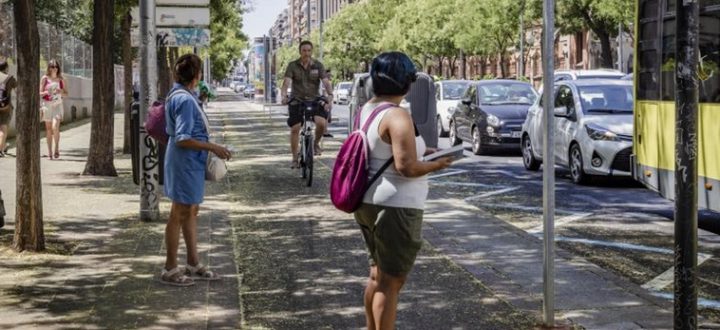 5/08/2022. Madrid. Ciclista y peatones por el carril bici de la calle O'donnell. Foto: Tania Sieira. ARCHDC