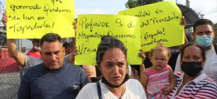 Protesta de venezolanos y cubanos por visas. Foto: EFE