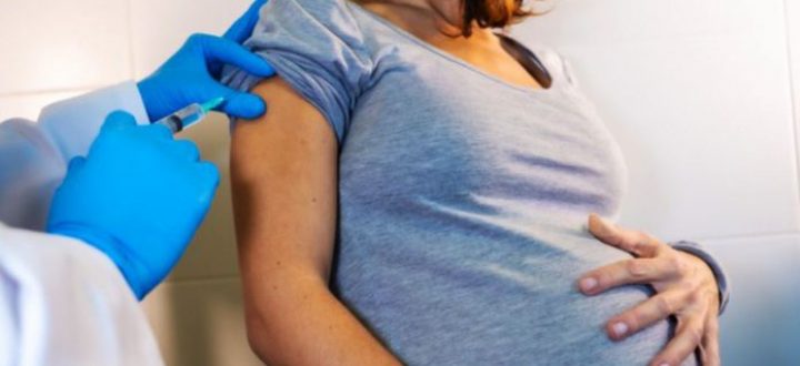mujer-embarazada-recibiendo-una-vacuna-696x327