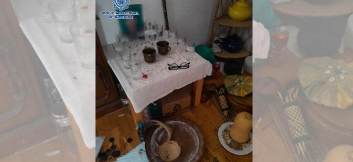 Altar a la entrada del piso en el que rescataron a dos menores y su madre de un ritual de santería | POLICÍA NACIONAL DE ESPAÑA